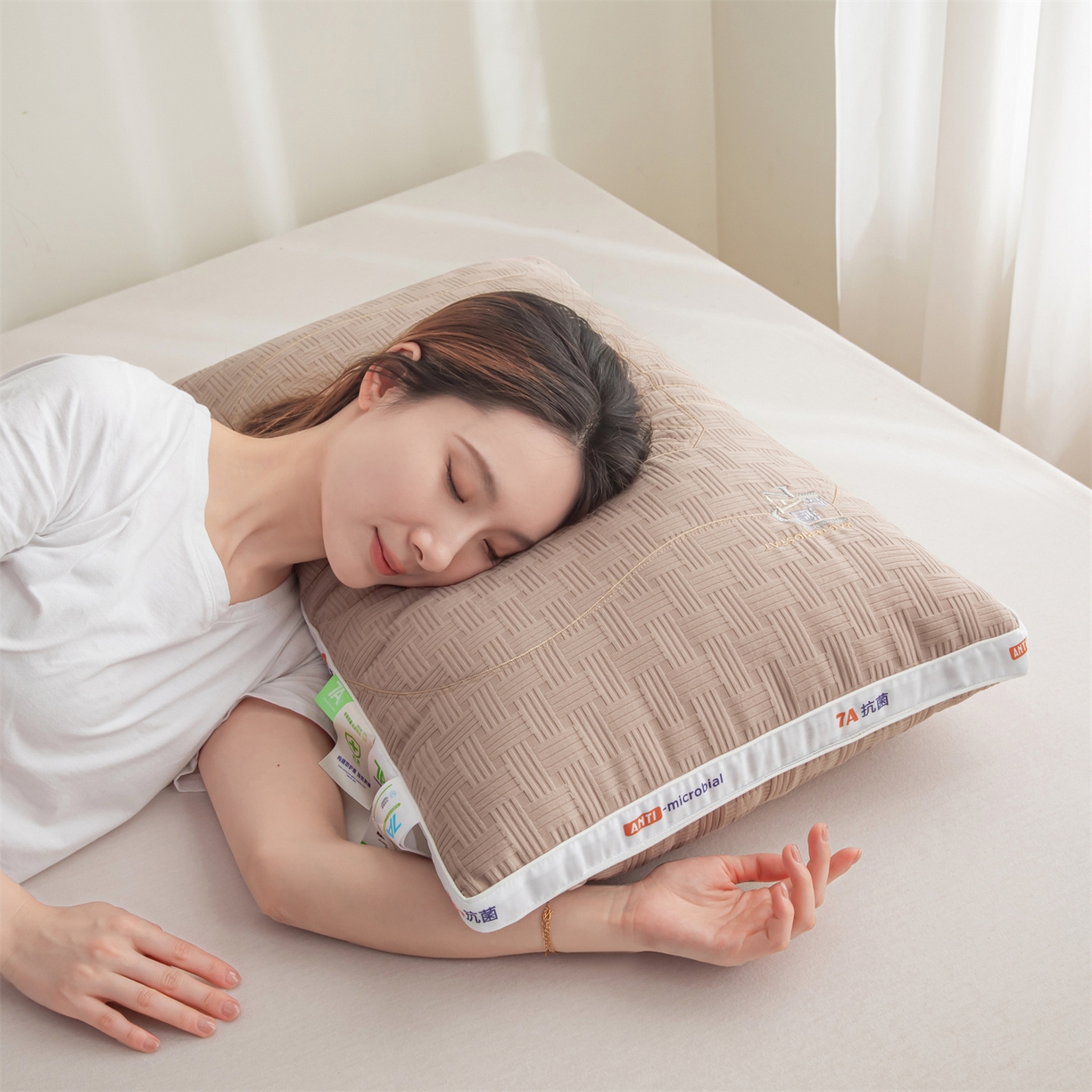 91家纺网 家纺一手货源 找家纺 麦肯锡 2025新款7A抗菌酒店羽丝绒高枕 枕头枕芯 7A抗菌酒店羽丝绒高枕-咖色 48x74cm/只