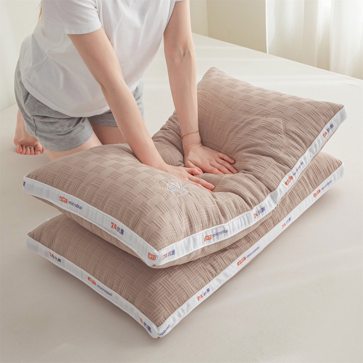 91家纺网 家纺一手货源 找家纺 麦肯锡 2025新款7A抗菌酒店羽丝绒高枕 枕头枕芯 7A抗菌酒店羽丝绒高枕-咖色 48x74cm/只