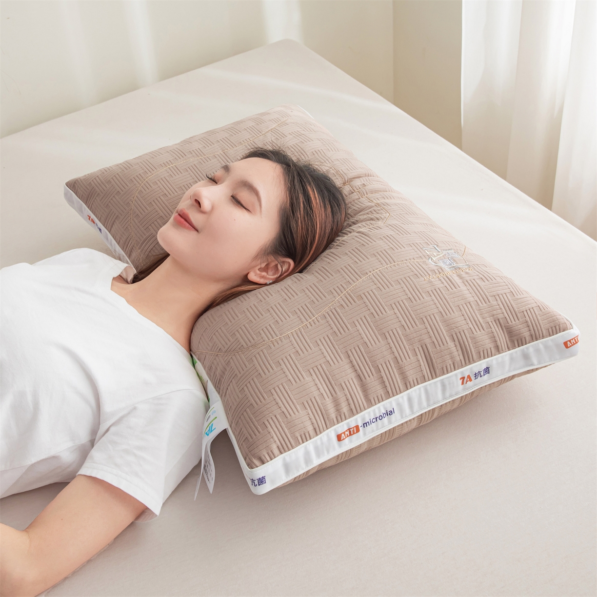 91家纺网 家纺一手货源 找家纺 麦肯锡 2025新款7A抗菌酒店羽丝绒高枕 枕头枕芯 7A抗菌酒店羽丝绒高枕-咖色 48x74cm/只