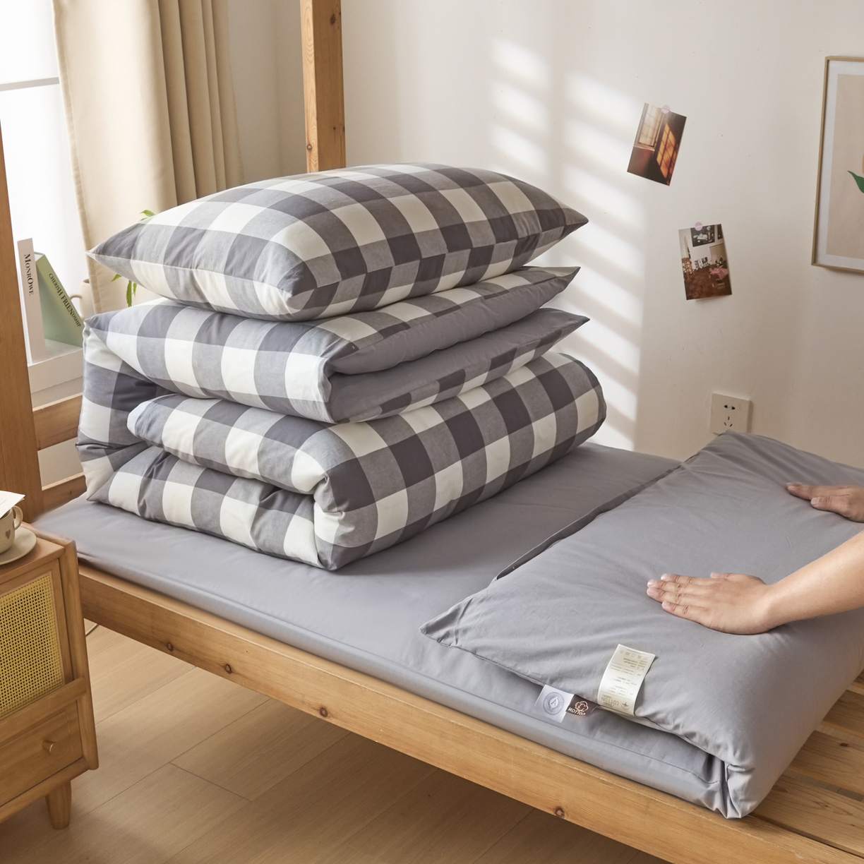 91家纺网 家纺一手货源 找家纺 爱屋及屋 2025新款水洗棉学生季大礼包学生宿舍六件套棉花被+棉花垫子+枕头+三件套一站式全套 灰中格