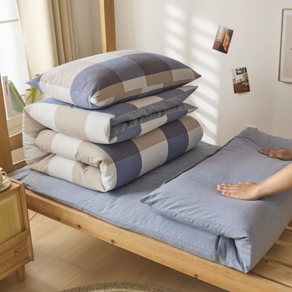 91家纺网 家纺一手货源 找家纺 爱屋及屋 2025新款水洗棉学生季大礼包学生宿舍六件套棉花被+棉花垫子+枕头+三件套一站式全套 蓝咖大格