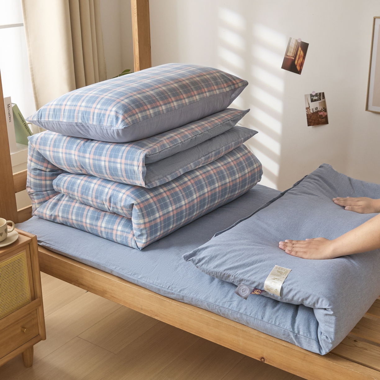 91家纺网 家纺一手货源 找家纺 爱屋及屋 2025新款水洗棉学生季大礼包学生宿舍六件套棉花被+棉花垫子+枕头+三件套一站式全套 格韵蓝