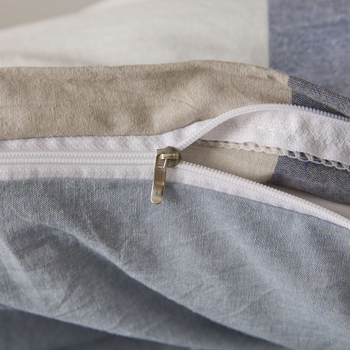 91家纺网 家纺一手货源 找家纺 爱屋及屋 2025新款水洗棉学生季大礼包学生宿舍六件套棉花被+棉花垫子+枕头+三件套一站式全套 蓝咖大格