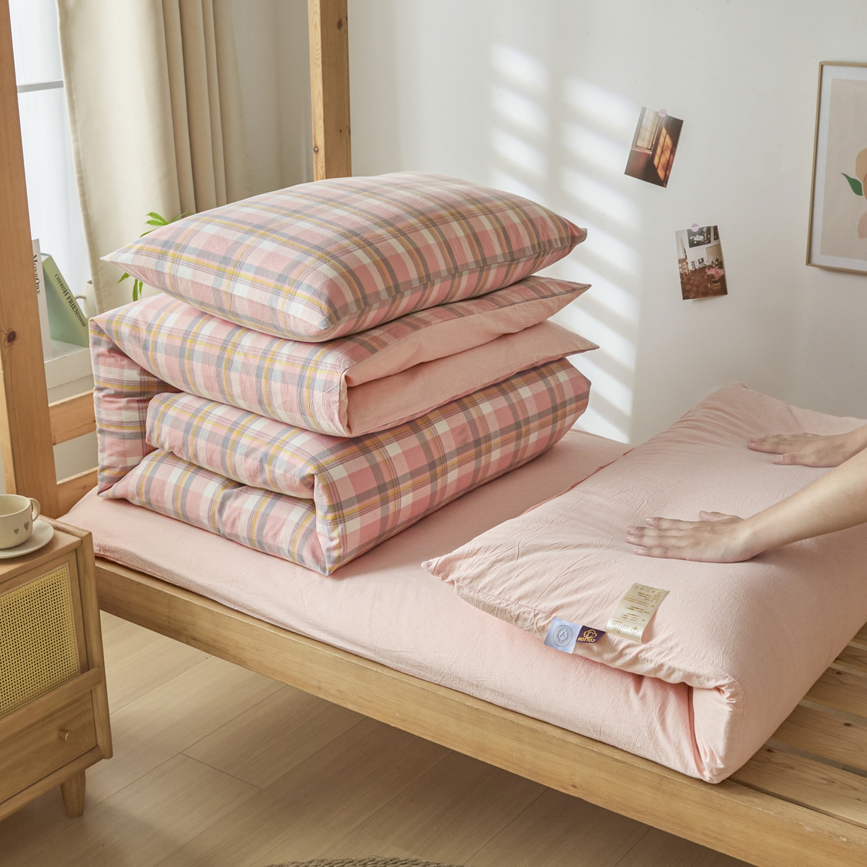 91家纺网 家纺一手货源 找家纺 爱屋及屋 2025新款水洗棉学生季大礼包学生宿舍六件套棉花被+棉花垫子+枕头+三件套一站式全套 简析粉