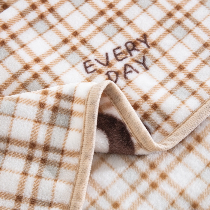 91家纺网 家纺一手货源 找家纺 卉晨毛毯 2025爆款加厚潮人牛奶绒空调毯披肩毯午睡毛毯格栅仔