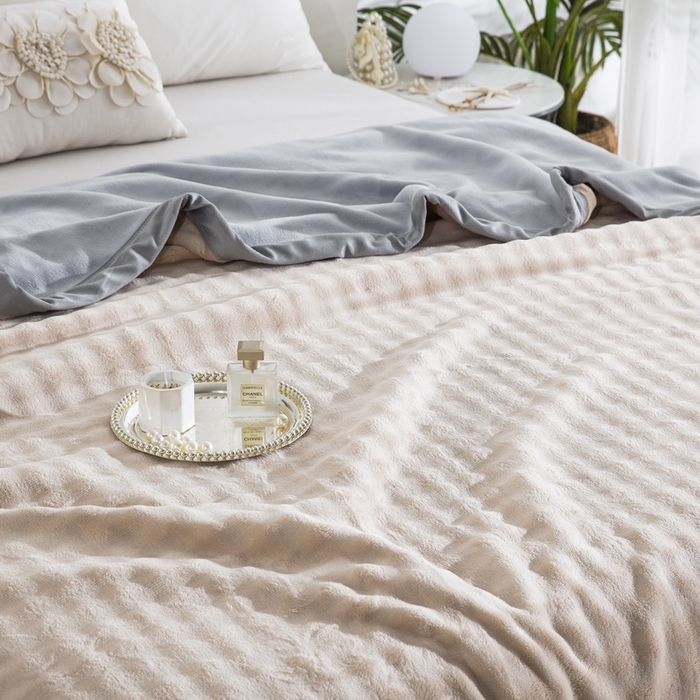 91家纺网 家纺一手货源 找家纺 卉晨家纺 2025新款牛奶绒纯色小泡泡复合毯 卡其色