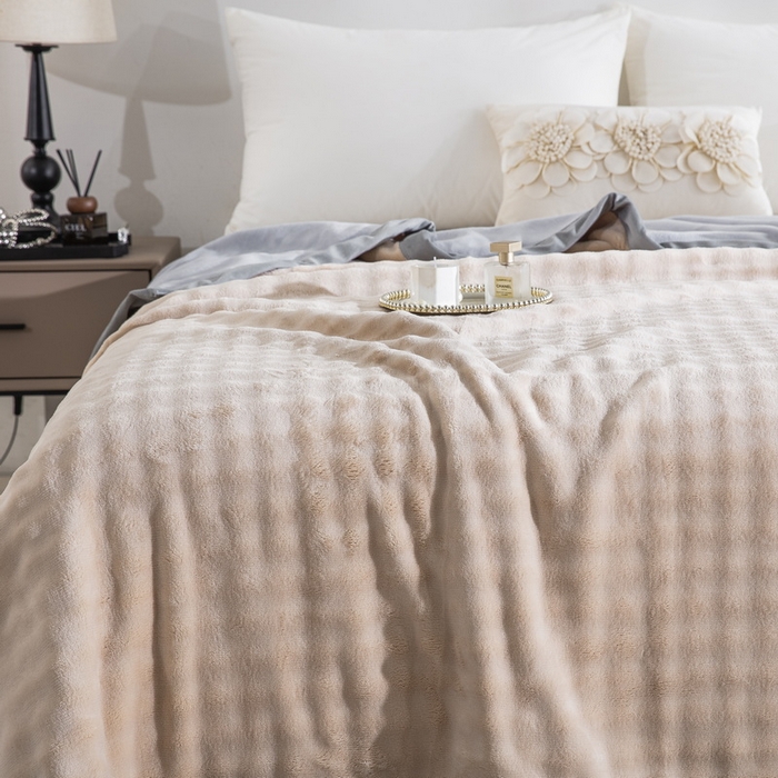 91家纺网 家纺一手货源 找家纺 卉晨家纺 2025新款牛奶绒纯色小泡泡复合毯 卡其色