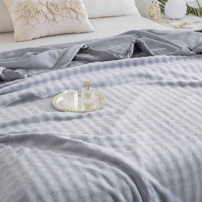 91家纺网 家纺一手货源 找家纺 卉晨家纺 2025新款牛奶绒纯色小泡泡复合毯 浅灰色