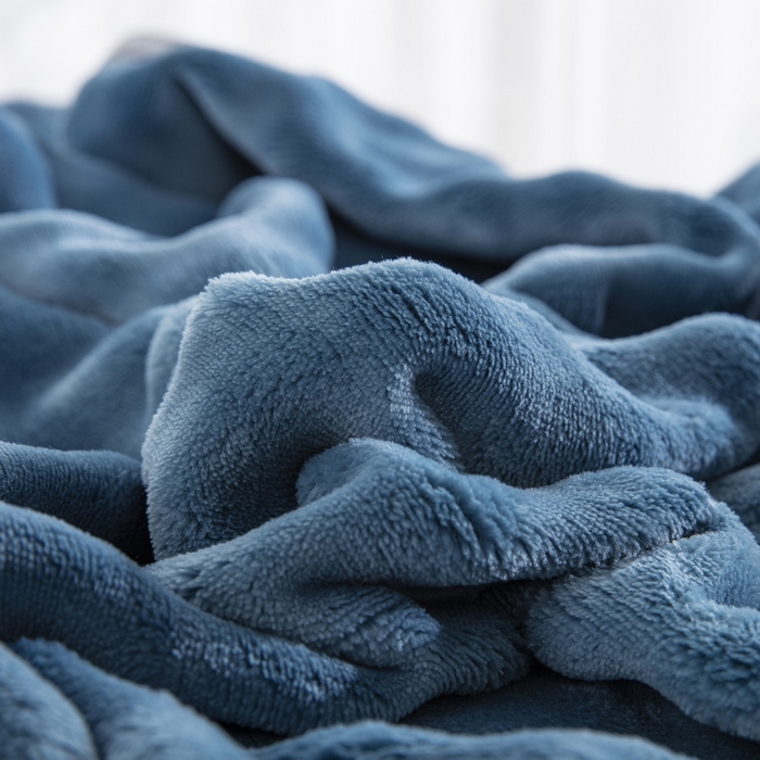 91家纺网 家纺一手货源 找家纺 卉晨家纺 2025新款牛奶绒纯色小泡泡复合毯 午夜蓝