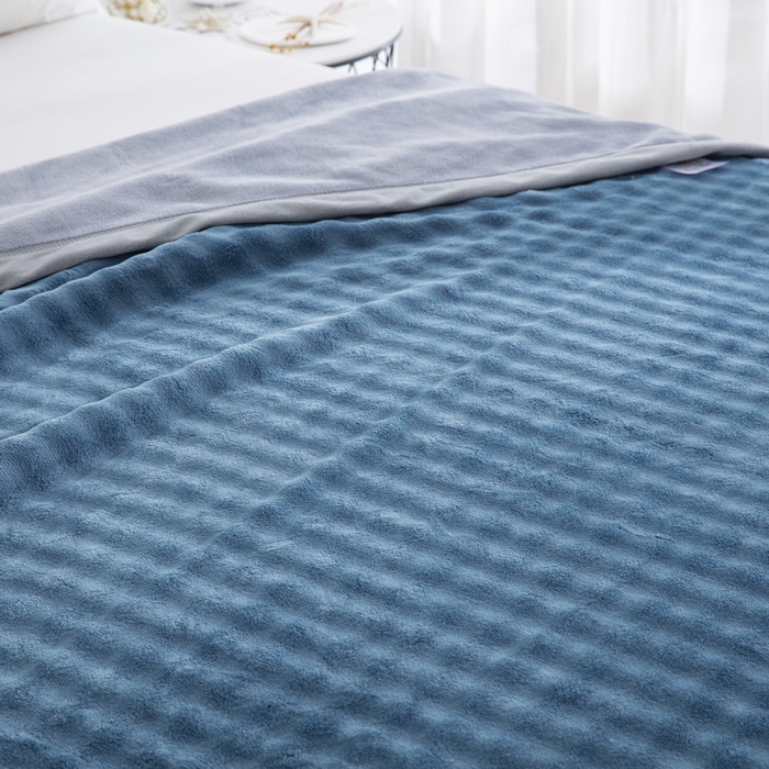 91家纺网 家纺一手货源 找家纺 卉晨家纺 2025新款牛奶绒纯色小泡泡复合毯 午夜蓝
