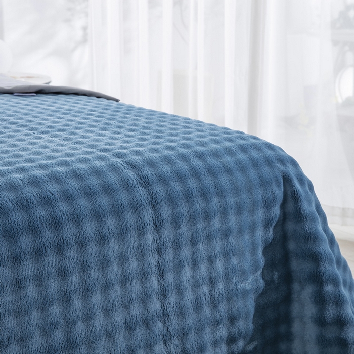 91家纺网 家纺一手货源 找家纺 卉晨家纺 2025新款牛奶绒纯色小泡泡复合毯 午夜蓝