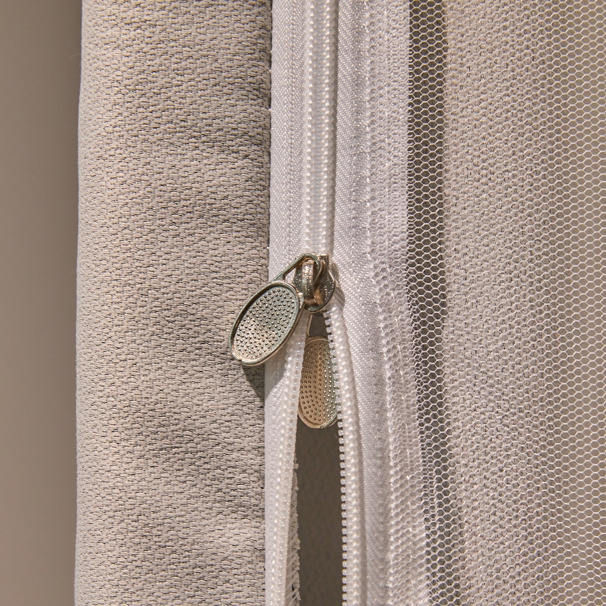 91家纺网 家纺一手货源 找家纺 夏彩 2025新款棉麻雪纺绣花防遮光铁艺烤漆学生蚊帐-88627 88627-暖灰