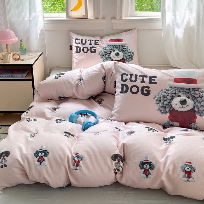 91家纺网 家纺一手货源 找家纺 RYB红黄兰 2025新款ins卡通设计师原创5D立体数码全棉纯棉双层纱四件套系列 粉色小奶狗