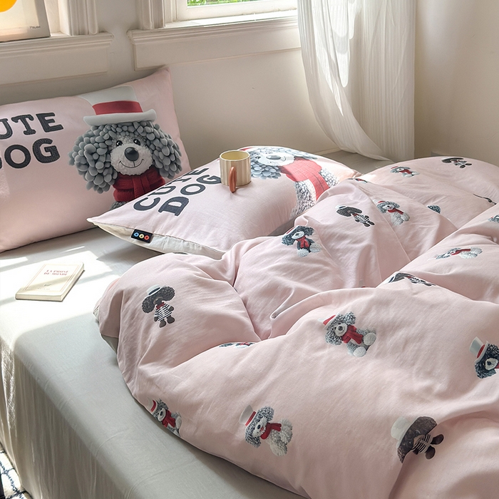 91家纺网 家纺一手货源 找家纺 RYB红黄兰 2025新款ins卡通设计师原创5D立体数码全棉纯棉双层纱四件套系列 粉色小奶狗