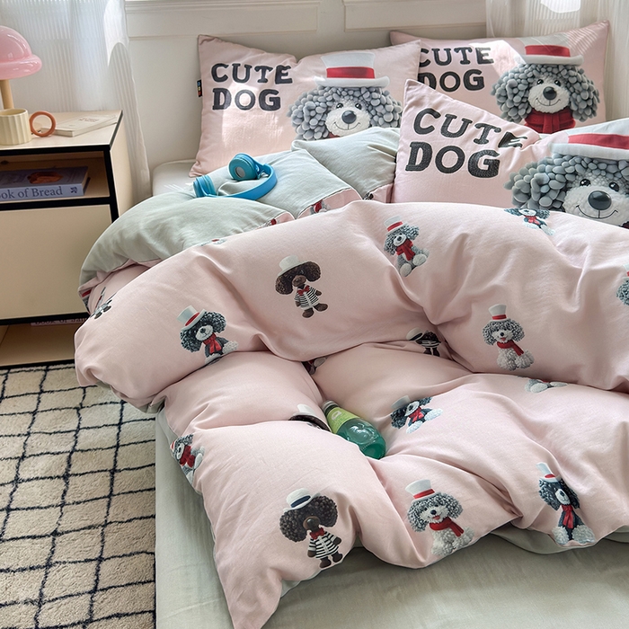 91家纺网 家纺一手货源 找家纺 RYB红黄兰 2025新款ins卡通设计师原创5D立体数码全棉纯棉双层纱四件套系列 粉色小奶狗