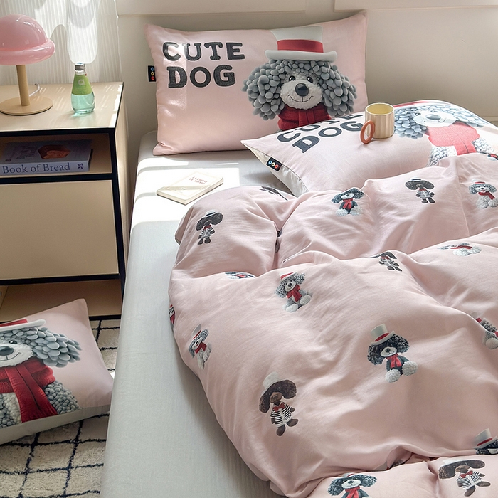 91家纺网 家纺一手货源 找家纺 RYB红黄兰 2025新款ins卡通设计师原创5D立体数码全棉纯棉双层纱四件套系列 粉色小奶狗