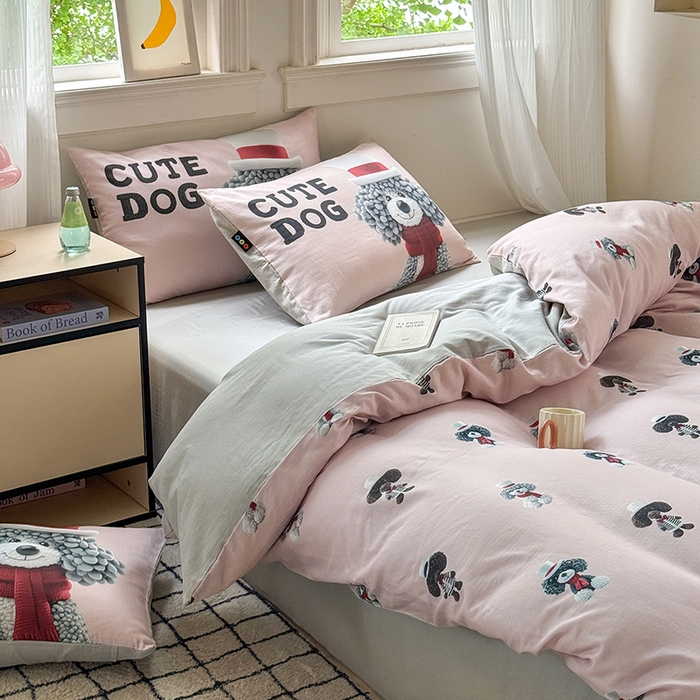 91家纺网 家纺一手货源 找家纺 RYB红黄兰 2025新款ins卡通设计师原创5D立体数码全棉纯棉双层纱四件套系列 粉色小奶狗