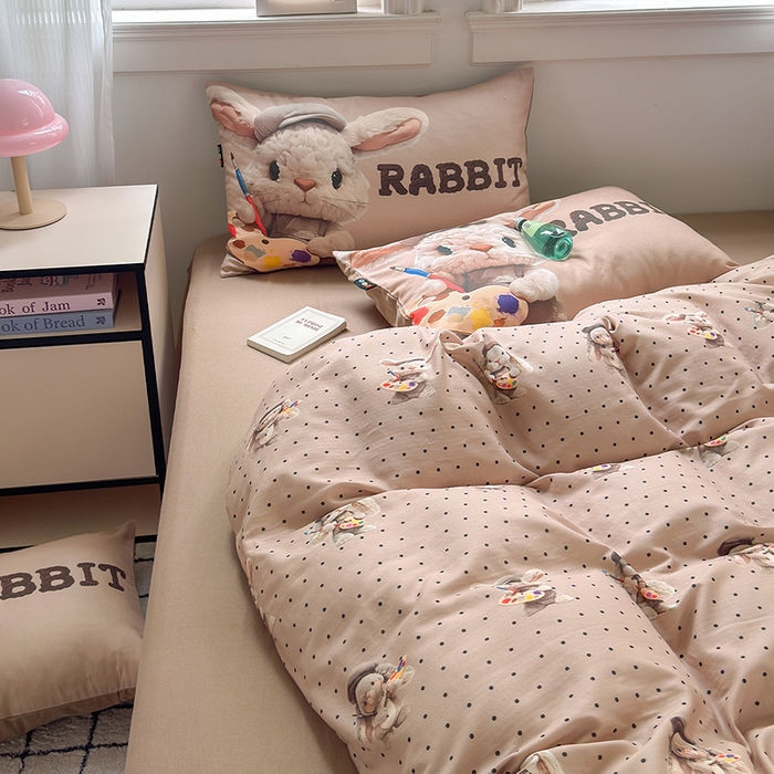 91家纺网 家纺一手货源 找家纺 RYB红黄兰 2025新款ins卡通设计师原创5D立体数码全棉纯棉双层纱四件套系列 巧克力兔兔