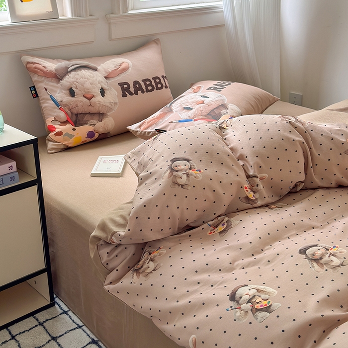 91家纺网 家纺一手货源 找家纺 RYB红黄兰 2025新款ins卡通设计师原创5D立体数码全棉纯棉双层纱四件套系列 巧克力兔兔