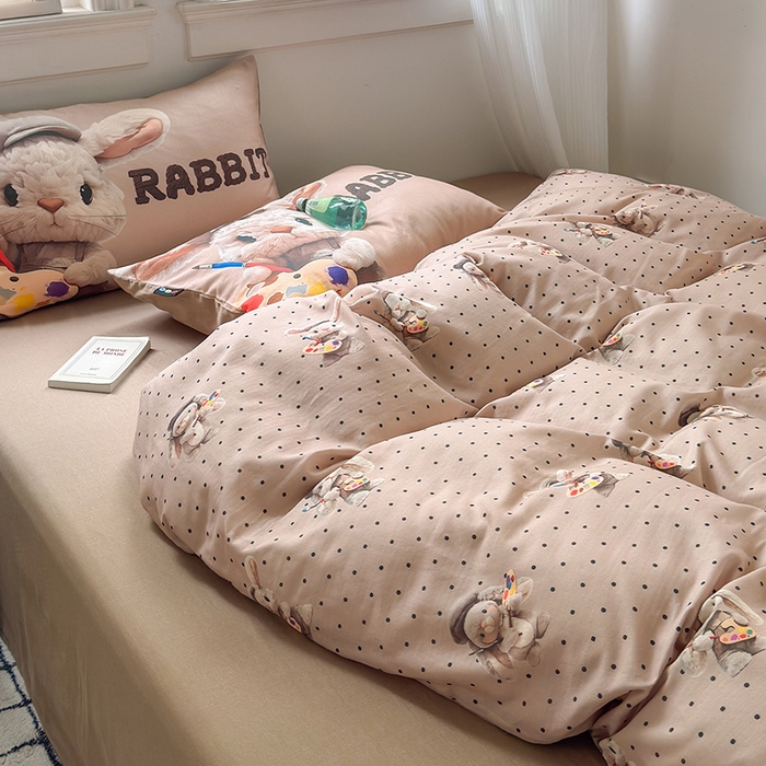 91家纺网 家纺一手货源 找家纺 RYB红黄兰 2025新款ins卡通设计师原创5D立体数码全棉纯棉双层纱四件套系列 巧克力兔兔