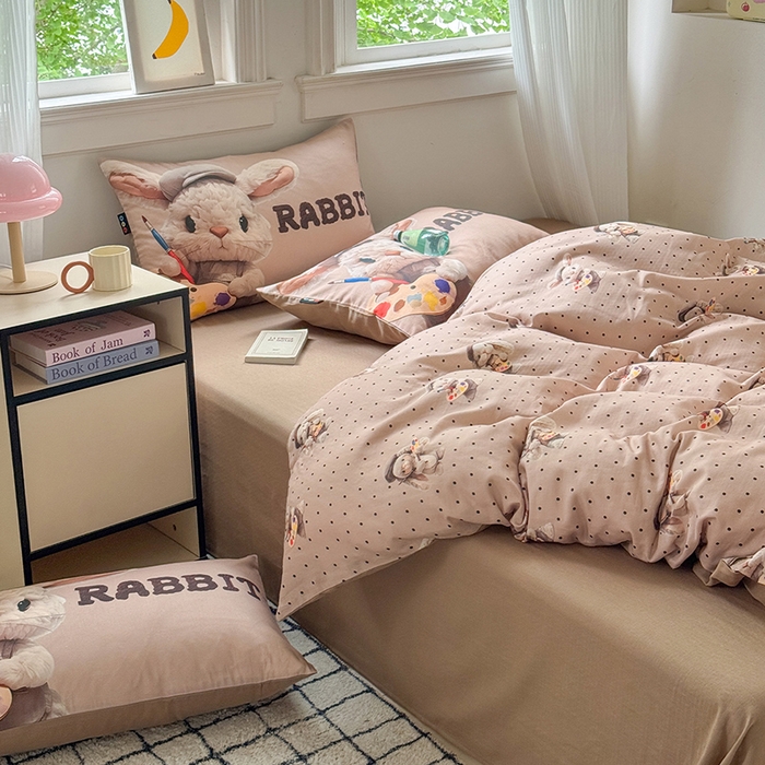 91家纺网 家纺一手货源 找家纺 RYB红黄兰 2025新款ins卡通设计师原创5D立体数码全棉纯棉双层纱四件套系列 巧克力兔兔