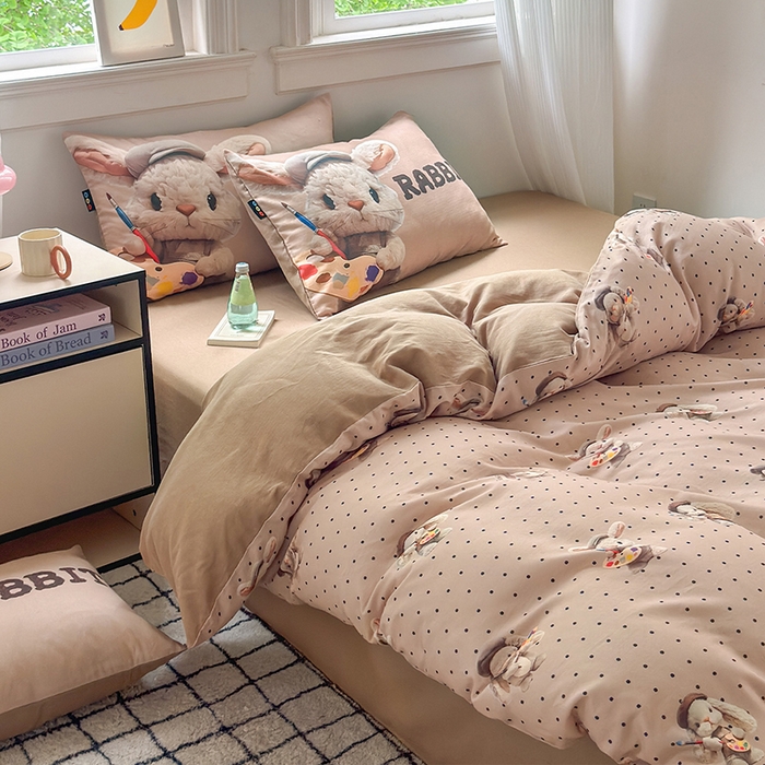 91家纺网 家纺一手货源 找家纺 RYB红黄兰 2025新款ins卡通设计师原创5D立体数码全棉纯棉双层纱四件套系列 巧克力兔兔