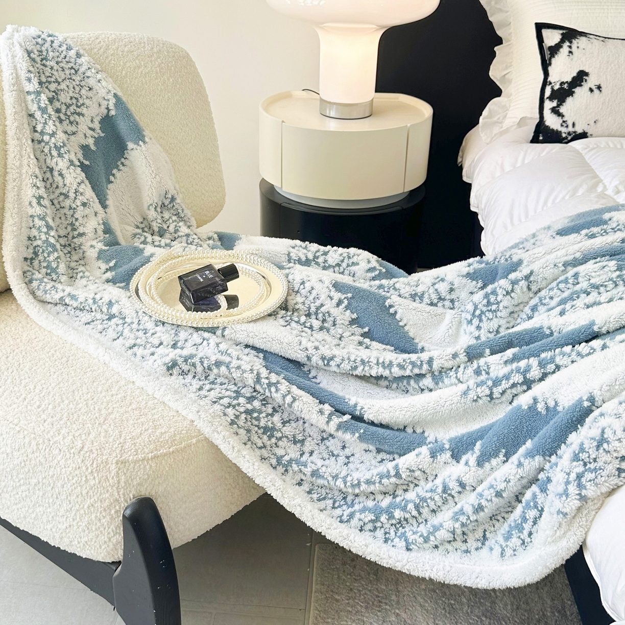 91家纺网 家纺一手货源 找家纺 春妮家纺 2025新款阳离子塔芙绒舒棉绒毛毯 塔芙-幽蓝