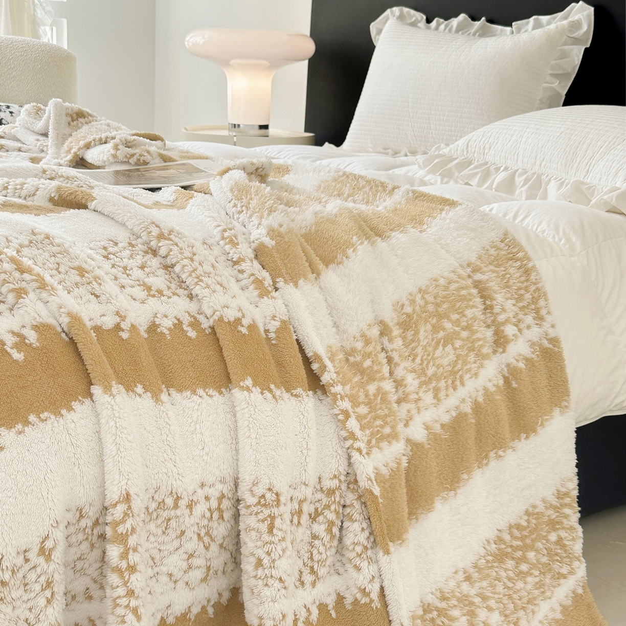 91家纺网 家纺一手货源 找家纺 春妮家纺 2025新款阳离子塔芙绒舒棉绒毛毯 塔芙-米黄