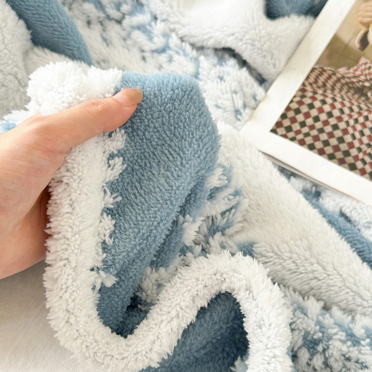 91家纺网 家纺一手货源 找家纺 春妮家纺 2025新款阳离子塔芙绒舒棉绒毛毯 塔芙-幽蓝