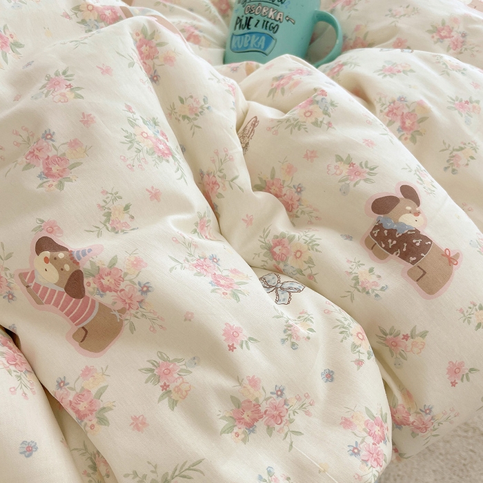 91家纺网 家纺一手货源 找家纺 瑞莱 2025新款开学季全棉纯棉萌趣印花四件套 花田小狗