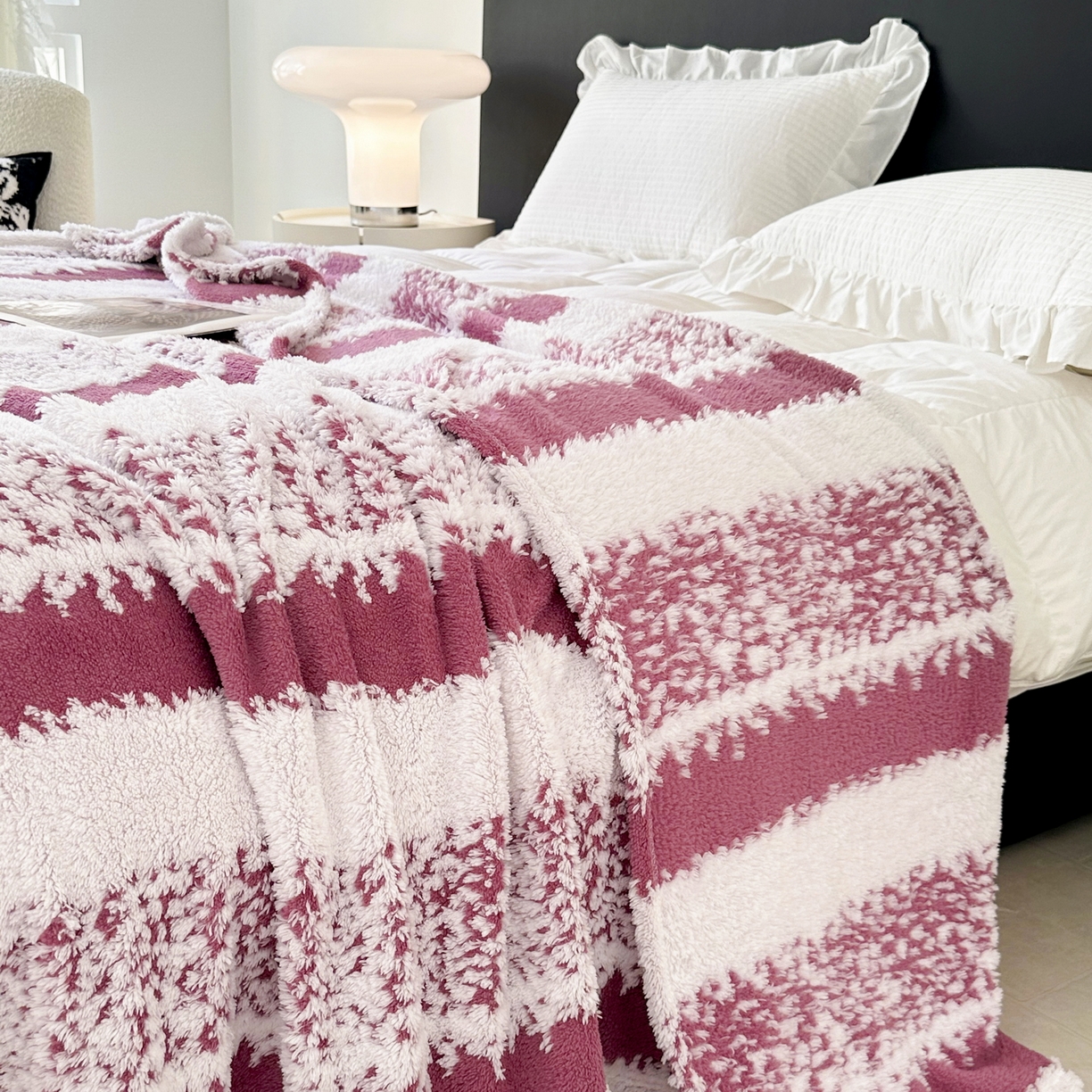 91家纺网 家纺一手货源 找家纺 春妮家纺 2025新款阳离子塔芙绒舒棉绒毛毯 塔芙-玫红