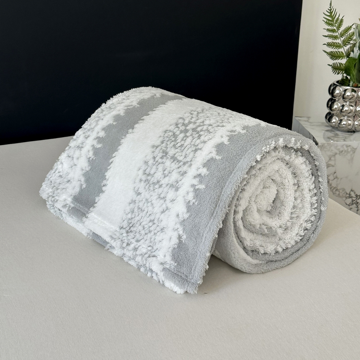 91家纺网 家纺一手货源 找家纺 春妮家纺 2025新款阳离子塔芙绒舒棉绒毛毯 塔芙-浅灰
