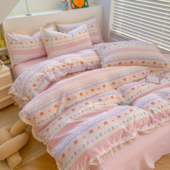 91家纺网 家纺一手货源 找家纺 艾特你 2025新款云感双层纱镂空花边四件套 花边款-蛋糕草莓