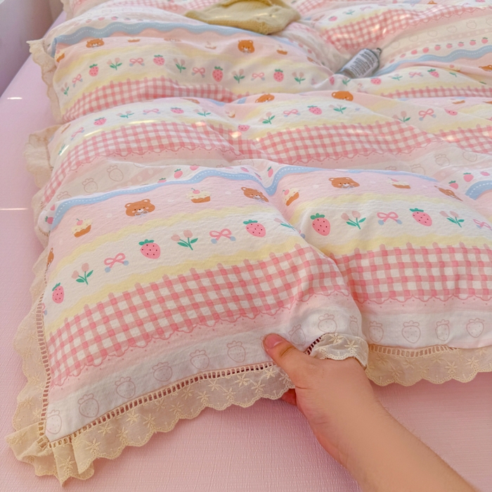 91家纺网 家纺一手货源 找家纺 艾特你 2025新款云感双层纱镂空花边四件套 花边款-蛋糕草莓