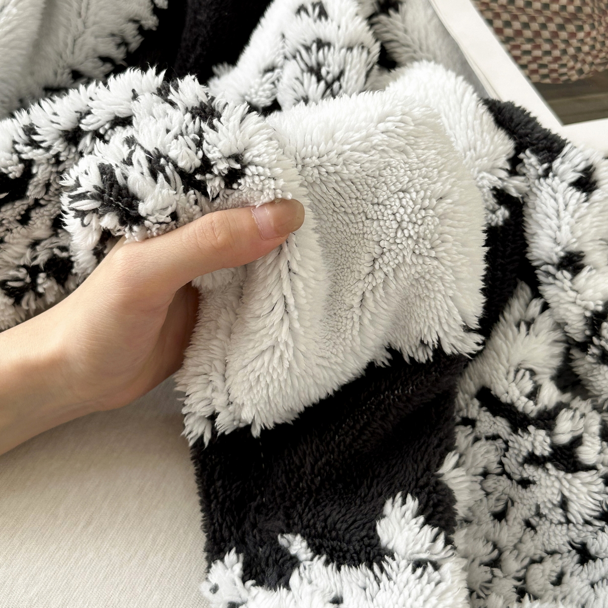 91家纺网 家纺一手货源 找家纺 春妮家纺 2025新款阳离子塔芙绒舒棉绒毛毯 塔芙-雾黑