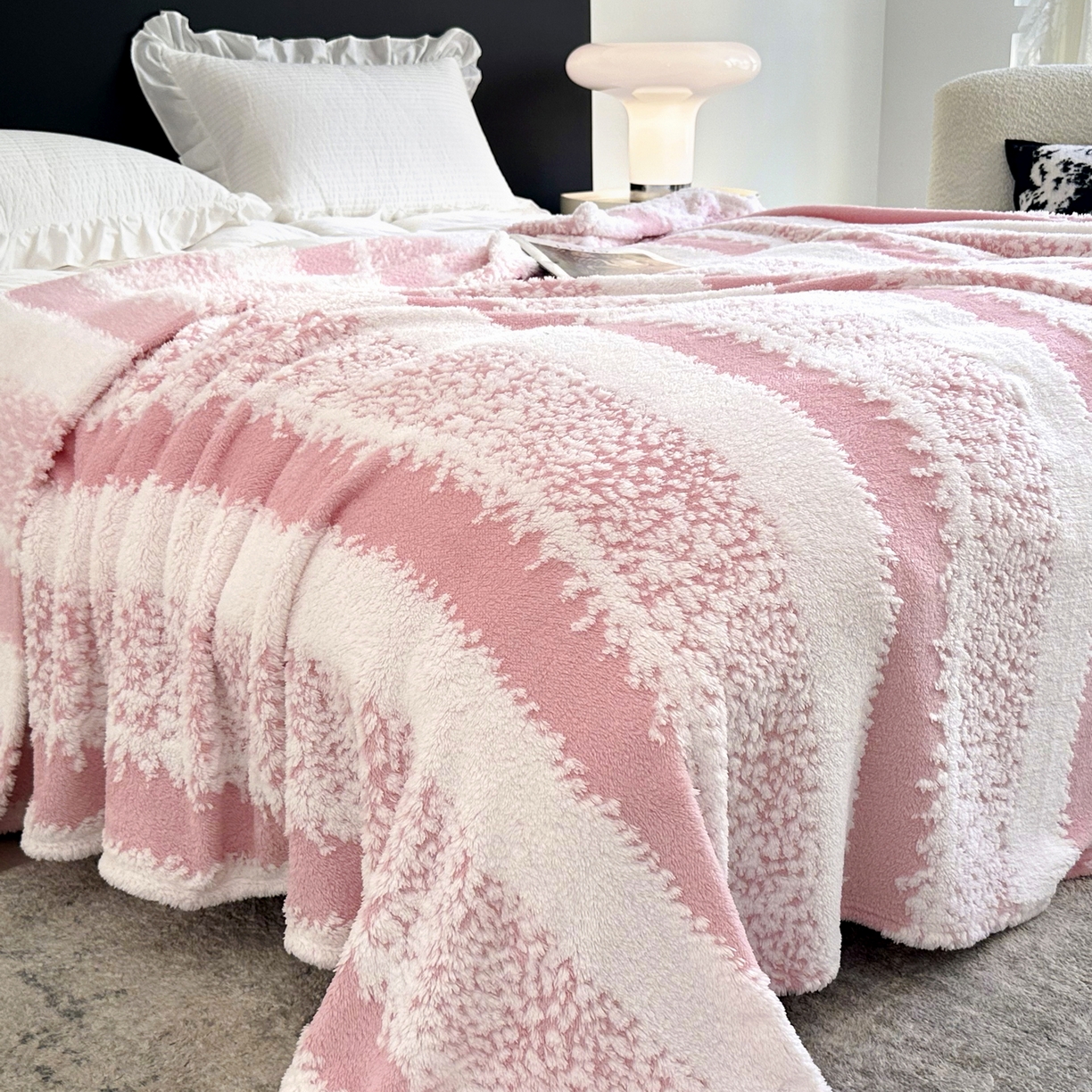 91家纺网 家纺一手货源 找家纺 春妮家纺 2025新款阳离子塔芙绒舒棉绒毛毯 塔芙-桃粉