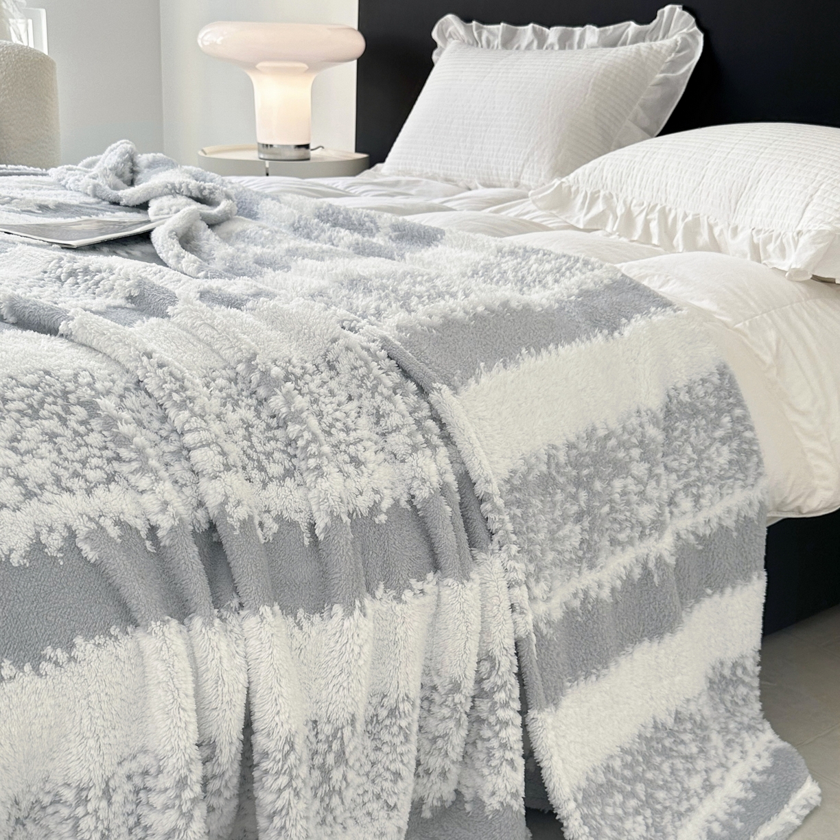 91家纺网 家纺一手货源 找家纺 春妮家纺 2025新款阳离子塔芙绒舒棉绒毛毯 塔芙-浅灰
