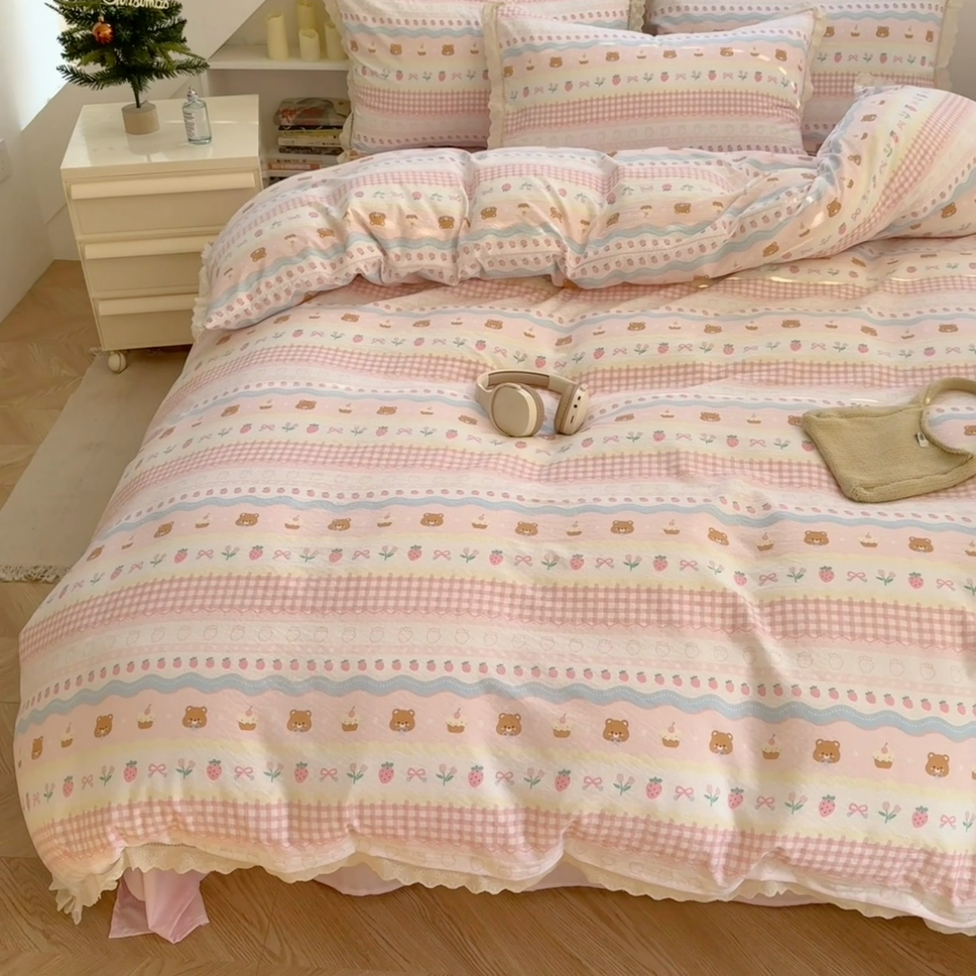 91家纺网 家纺一手货源 找家纺 艾特你 2025新款云感双层纱镂空花边四件套 花边款-蛋糕草莓