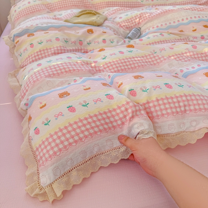 91家纺网 家纺一手货源 找家纺 艾特你 2025新款云感双层纱镂空花边四件套 花边款-蛋糕草莓