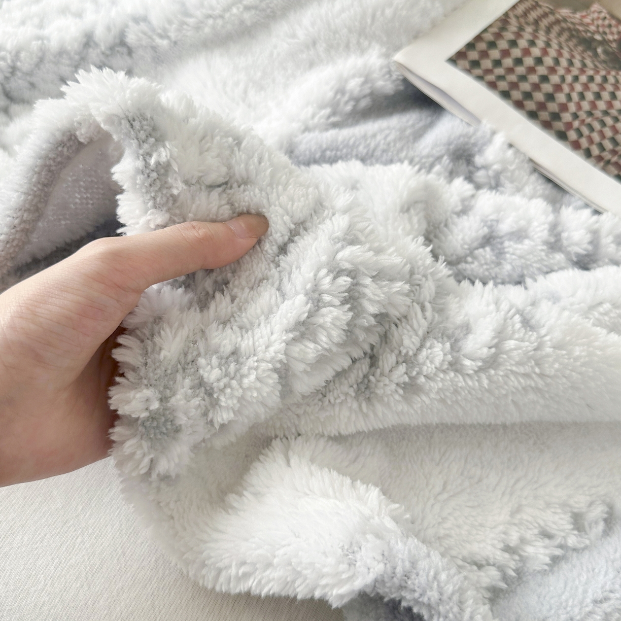 91家纺网 家纺一手货源 找家纺 春妮家纺 2025新款阳离子塔芙绒舒棉绒毛毯 塔芙-浅灰