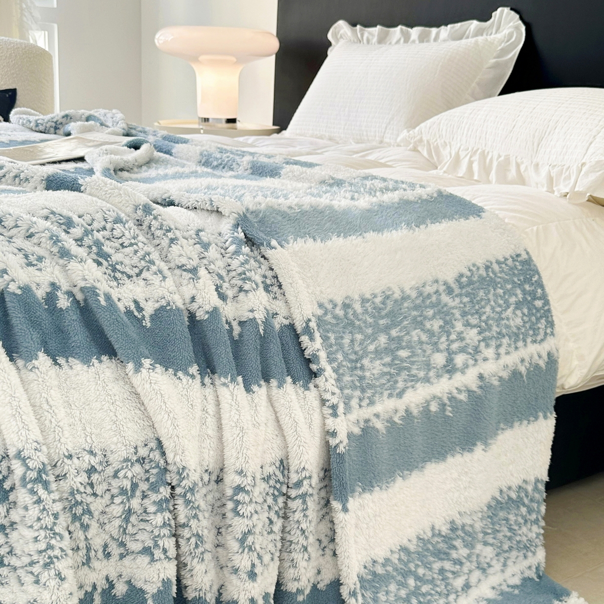 91家纺网 家纺一手货源 找家纺 春妮家纺 2025新款阳离子塔芙绒舒棉绒毛毯 塔芙-幽蓝