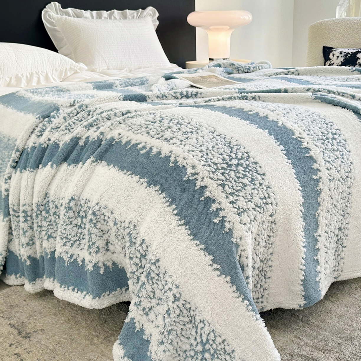 91家纺网 家纺一手货源 找家纺 春妮家纺 2025新款阳离子塔芙绒舒棉绒毛毯 塔芙-幽蓝