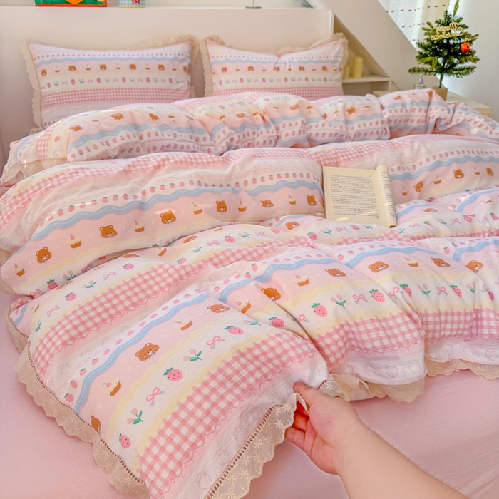 91家纺网 家纺一手货源 找家纺 艾特你 2025新款云感双层纱镂空花边四件套 花边款-蛋糕草莓