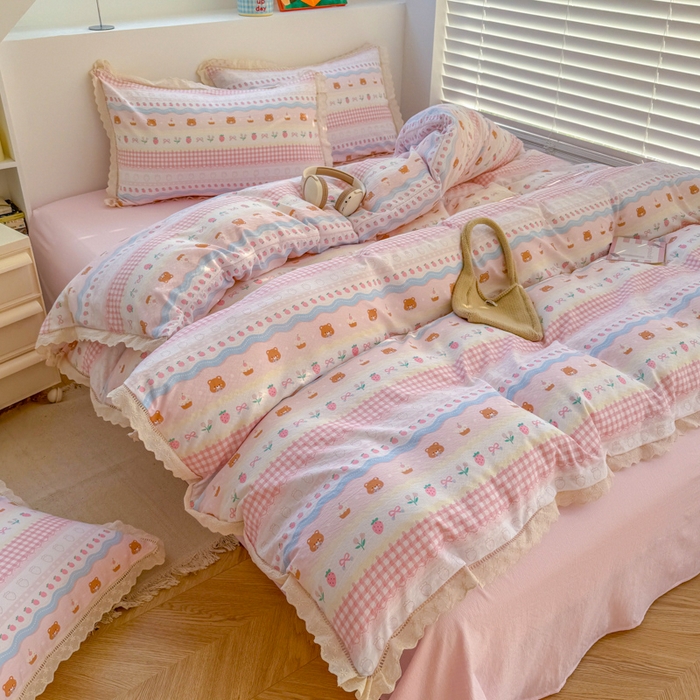 91家纺网 家纺一手货源 找家纺 艾特你 2025新款云感双层纱镂空花边四件套 花边款-蛋糕草莓