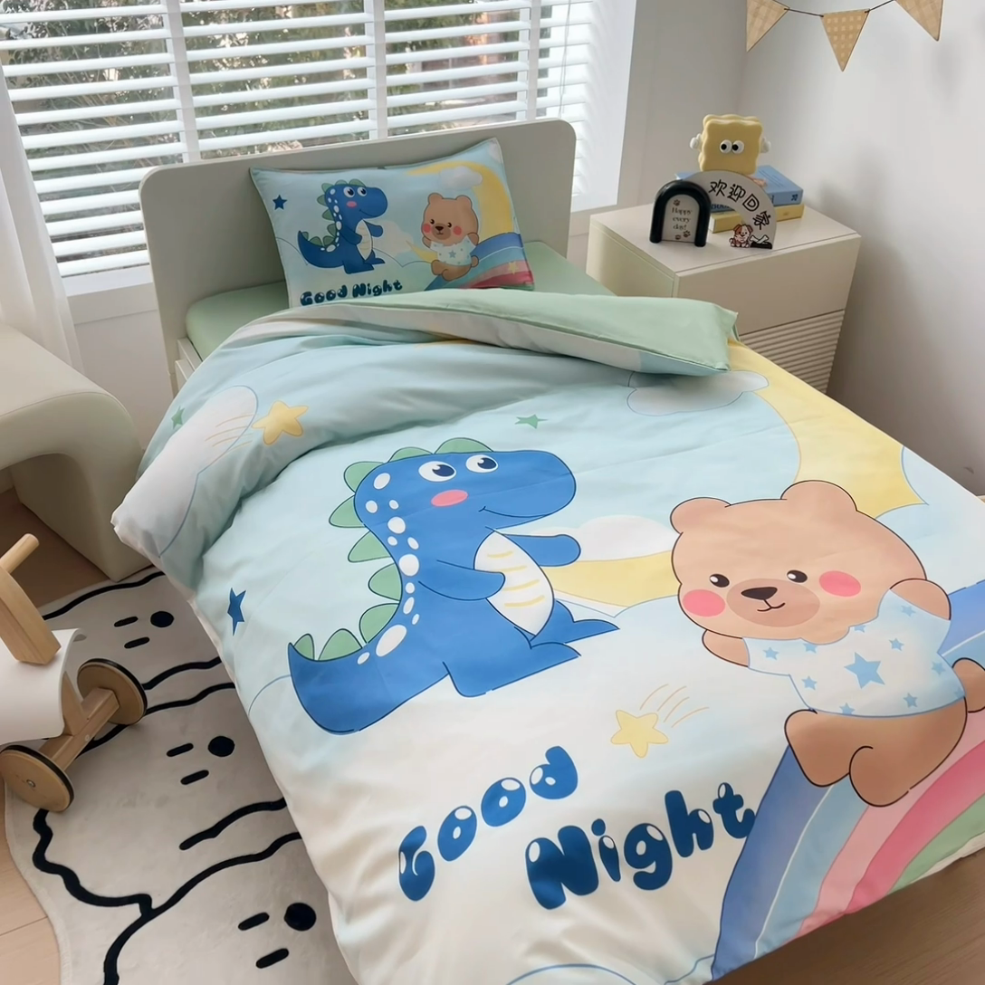 91家纺网 家纺一手货源 找家纺  2025新品全棉大版幼儿园三件套儿童被褥六件套宝宝午睡入园婴儿床床上用品 恐龙与熊