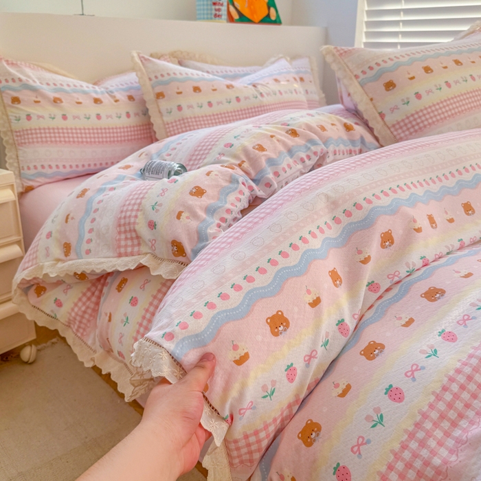 91家纺网 家纺一手货源 找家纺 艾特你 2025新款云感双层纱镂空花边四件套 花边款-蛋糕草莓