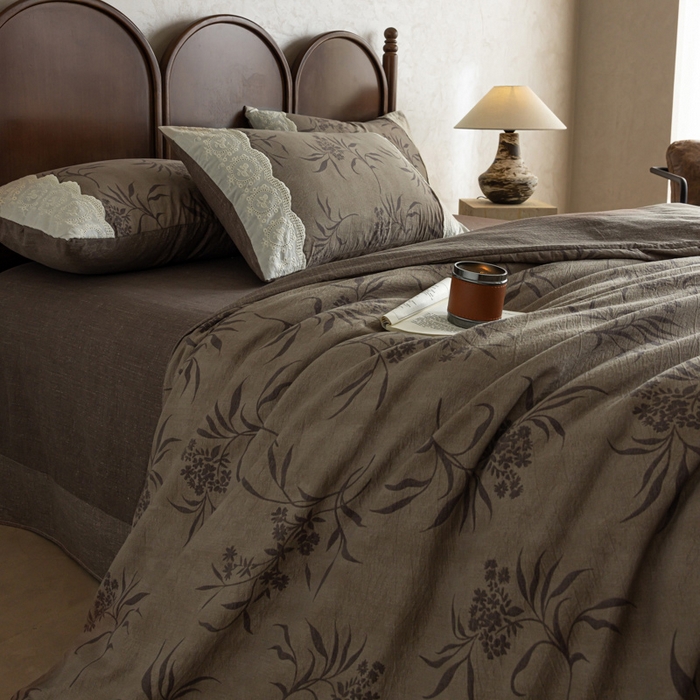 91家纺网 家纺一手货源 找家纺 迷尚家居 2025新款复古色织仿棉麻全棉花边四件套 玉茗-棉麻