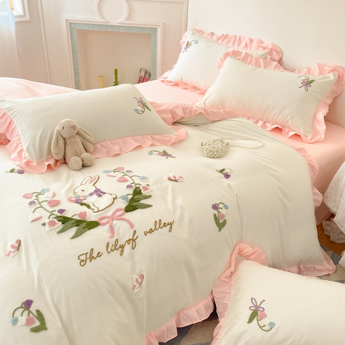 91家纺网 家纺一手货源 找家纺 易禾家纺 2025新款韩版小清新毛巾绣水洗棉四件套学生宿舍三件套铃兰小兔系列（专板花型） 铃兰小兔-奶白粉