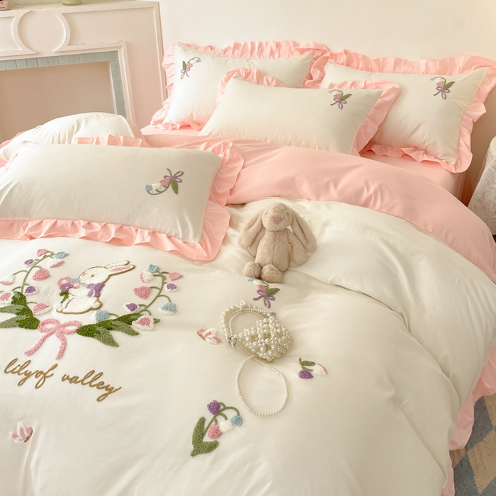 91家纺网 家纺一手货源 找家纺 易禾家纺 2025新款韩版小清新毛巾绣水洗棉四件套学生宿舍三件套铃兰小兔系列（专板花型） 铃兰小兔-奶白粉