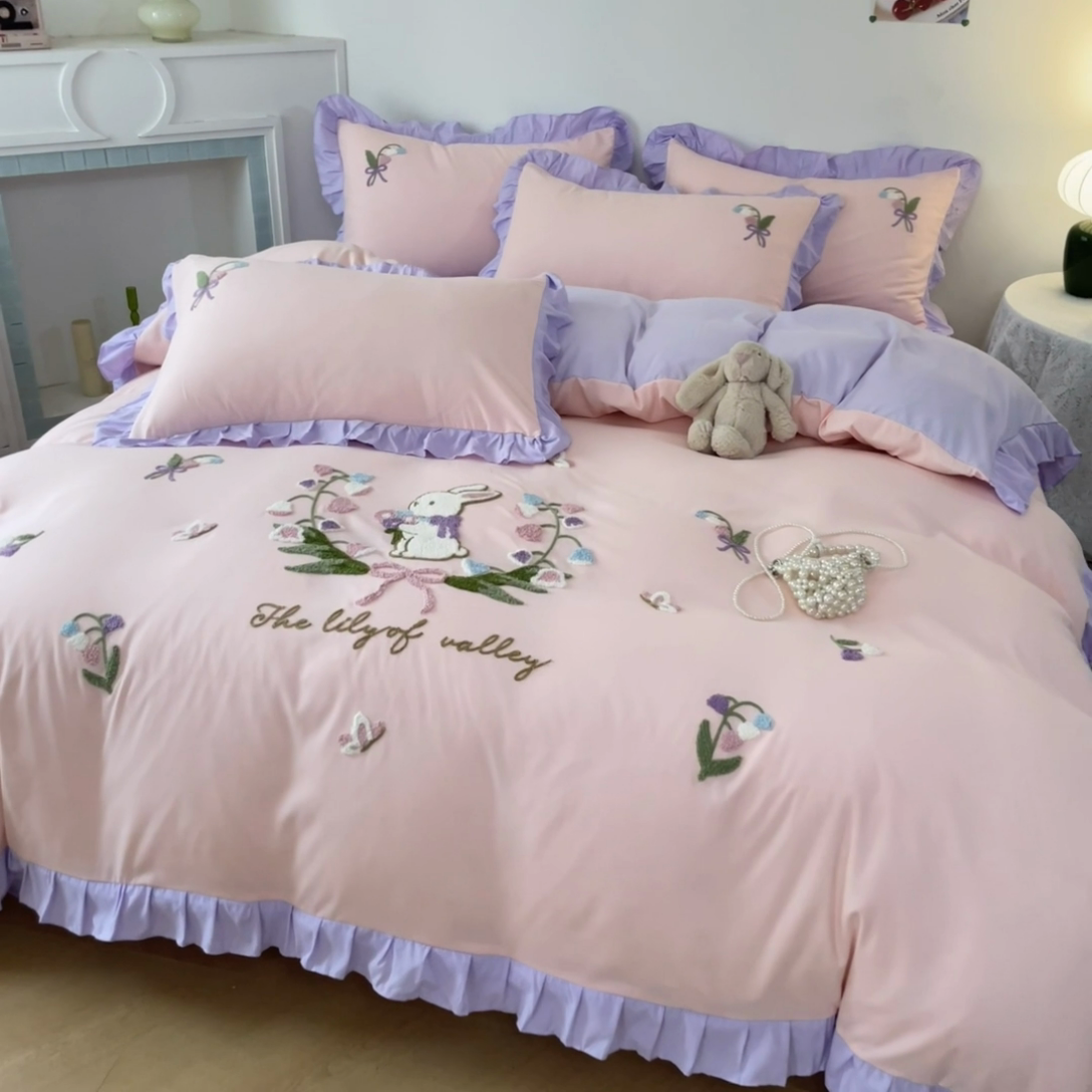 91家纺网 家纺一手货源 找家纺 易禾家纺 2025新款韩版小清新毛巾绣水洗棉四件套学生宿舍三件套铃兰小兔系列（专板花型） 铃兰小兔-粉紫